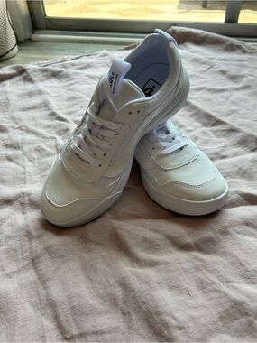 NWT! Vans Range EXP Women's White Sneakers! Size 8, still in box!
